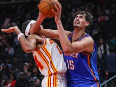 O OKC Thunder orbita o ataque em torno de Aday Mara na derrota da pré-temporada do Hawks