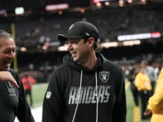 Clint Kubiak diz que os Raiders vão vencer. Ele estava certo no primeiro tempo