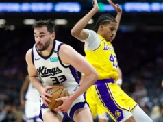 Os dois ex-Vols jogaram pelo Lakers contra os Kings na abertura da pré-temporada da NBA