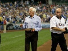 Pat Murphy tira a bola de Bob Uecker do telhado de Ty France para dar a vitória aos Brewers no Jogo 1
