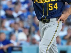 Robert Gasser, do Milwaukee Brewers, fez história na pós-temporada da MLB com uma emocionante vitória no jogo 3