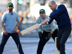 Ajinkya Rahane e Ganguly jogando críquete de tênis com o príncipe britânico William do lado de fora do Palácio de Buckingham