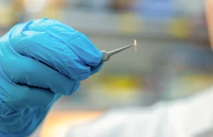 Cientistas criaram um pequeno dispositivo que pode controlar seus nervos para tratar dores crônicas